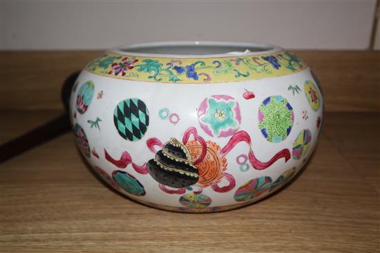 A Chinese famille rose porcelain bowl